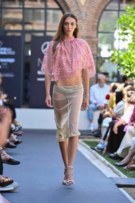 Custo Barcelona - Mercedes Benz Fashion Week Madrid, Spain - 18 Sept 2026 A model parades with Custo Barcelona design during Mercedes Benz Fashion Week Madrid Cibeles Palace in Madrid. Madrid Spain Copyright: xAtilanoxGarciax xSOPAxImagesx PHOTO08523