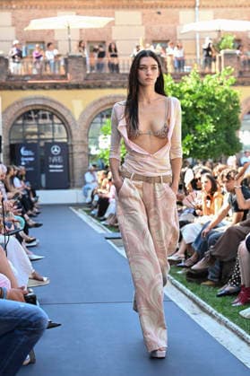 Custo Barcelona - Mercedes Benz Fashion Week Madrid, Spain - 18 Sept 2026 A model parades with Custo Barcelona design during Mercedes Benz Fashion Week Madrid Cibeles Palace in Madrid. Madrid Spain Copyright: xAtilanoxGarciax xSOPAxImagesx PHOTO08531