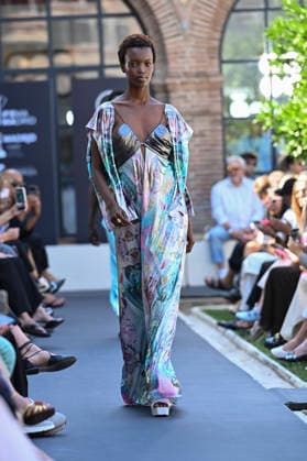 Custo Barcelona - Mercedes Benz Fashion Week Madrid, Spain - 18 Sept 2026 A model parades with Custo Barcelona design during Mercedes Benz Fashion Week Madrid Cibeles Palace in Madrid. Madrid Spain Copyright: xAtilanoxGarciax xSOPAxImagesx PHOTO08535
