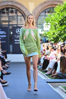 Custo Barcelona - Mercedes Benz Fashion Week Madrid, Spain - 18 Sept 2026 A model parades with Custo Barcelona design during Mercedes Benz Fashion Week Madrid Cibeles Palace in Madrid. Madrid Spain Copyright: xAtilanoxGarciax xSOPAxImagesx PHOTO08540