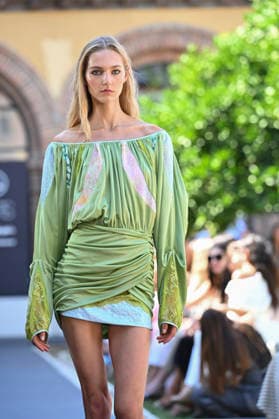 Custo Barcelona - Mercedes Benz Fashion Week Madrid, Spain - 18 Sept 2026 A model parades with Custo Barcelona design during Mercedes Benz Fashion Week Madrid Cibeles Palace in Madrid. Madrid Spain Copyright: xAtilanoxGarciax xSOPAxImagesx PHOTO08541
