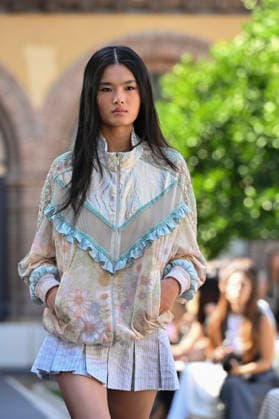 Custo Barcelona - Mercedes Benz Fashion Week Madrid, Spain - 18 Sept 2026 A model parades with Custo Barcelona design during Mercedes Benz Fashion Week Madrid Cibeles Palace in Madrid. Madrid Spain Copyright: xAtilanoxGarciax xSOPAxImagesx PHOTO08551