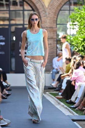 Custo Barcelona - Mercedes Benz Fashion Week Madrid, Spain - 18 Sept 2026 A model parades with Custo Barcelona design during Mercedes Benz Fashion Week Madrid Cibeles Palace in Madrid. Madrid Spain Copyright: xAtilanoxGarciax xSOPAxImagesx PHOTO08554