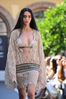 Custo Barcelona - Mercedes Benz Fashion Week Madrid, Spain - 18 Sept 2026 A model parades with Custo Barcelona design during Mercedes Benz Fashion Week Madrid Cibeles Palace in Madrid. Madrid Spain Copyright: xAtilanoxGarciax xSOPAxImagesx PHOTO08558