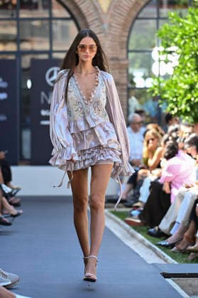 Custo Barcelona - Mercedes Benz Fashion Week Madrid, Spain - 18 Sept 2026 A model parades with Custo Barcelona design during Mercedes Benz Fashion Week Madrid Cibeles Palace in Madrid. Madrid Spain Copyright: xAtilanoxGarciax xSOPAxImagesx PHOTO08559