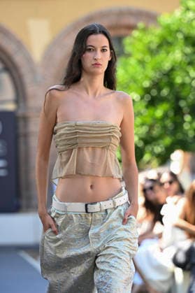 Custo Barcelona - Mercedes Benz Fashion Week Madrid, Spain - 18 Sept 2026 A model parades with Custo Barcelona design during Mercedes Benz Fashion Week Madrid Cibeles Palace in Madrid. Madrid Spain Copyright: xAtilanoxGarciax xSOPAxImagesx PHOTO08561