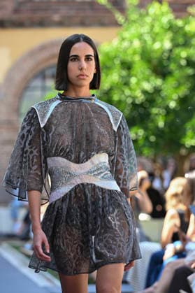 Custo Barcelona - Mercedes Benz Fashion Week Madrid, Spain - 18 Sept 2026 A model parades with Custo Barcelona design during Mercedes Benz Fashion Week Madrid Cibeles Palace in Madrid. Madrid Spain Copyright: xAtilanoxGarciax xSOPAxImagesx PHOTO08564