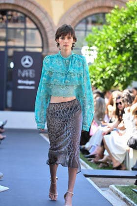 Custo Barcelona - Mercedes Benz Fashion Week Madrid, Spain - 18 Sept 2026 A model parades with Custo Barcelona design during Mercedes Benz Fashion Week Madrid Cibeles Palace in Madrid. Madrid Spain Copyright: xAtilanoxGarciax xSOPAxImagesx PHOTO08565