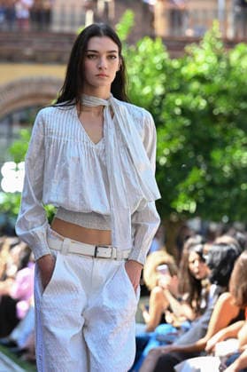 Custo Barcelona - Mercedes Benz Fashion Week Madrid, Spain - 18 Sept 2026 A model parades with Custo Barcelona design during Mercedes Benz Fashion Week Madrid Cibeles Palace in Madrid. Madrid Spain Copyright: xAtilanoxGarciax xSOPAxImagesx PHOTO08573