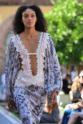 Custo Barcelona - Mercedes Benz Fashion Week Madrid, Spain - 18 Sept 2026 A model parades with Custo Barcelona design during Mercedes Benz Fashion Week Madrid Cibeles Palace in Madrid. Madrid Spain Copyright: xAtilanoxGarciax xSOPAxImagesx PHOTO08575