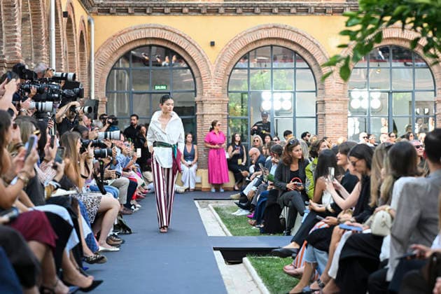 Lola Casademunt - Mercedes Benz Fashion Week Madrid, Spain - 18 Sept 2026 A model parades with Lola Casademunt a design during Mercedes Benz Fashion Week Madrid Cibeles Palace in Madrid. Madrid Spain Copyright: xAtilanoxGarciax xSOPAxImagesx PHOTO08655