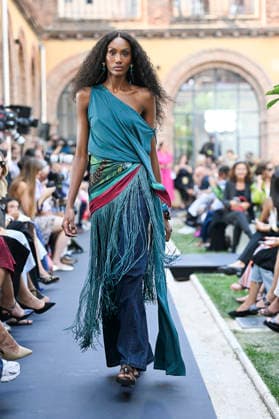 Lola Casademunt - Mercedes Benz Fashion Week Madrid, Spain - 18 Sept 2026 A model parades with Lola Casademunt a design during Mercedes Benz Fashion Week Madrid Cibeles Palace in Madrid. Madrid Spain Copyright: xAtilanoxGarciax xSOPAxImagesx PHOTO08656