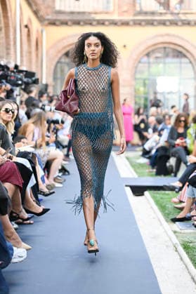 Lola Casademunt - Mercedes Benz Fashion Week Madrid, Spain - 18 Sept 2026 A model parades with Lola Casademunt a design during Mercedes Benz Fashion Week Madrid Cibeles Palace in Madrid. Madrid Spain Copyright: xAtilanoxGarciax xSOPAxImagesx PHOTO08658