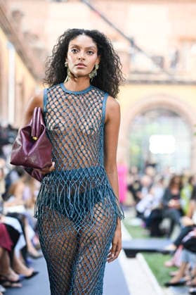 Lola Casademunt - Mercedes Benz Fashion Week Madrid, Spain - 18 Sept 2026 A model parades with Lola Casademunt a design during Mercedes Benz Fashion Week Madrid Cibeles Palace in Madrid. Madrid Spain Copyright: xAtilanoxGarciax xSOPAxImagesx PHOTO08659