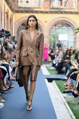 Lola Casademunt - Mercedes Benz Fashion Week Madrid, Spain - 18 Sept 2026 A model parades with Lola Casademunt a design during Mercedes Benz Fashion Week Madrid Cibeles Palace in Madrid. Madrid Spain Copyright: xAtilanoxGarciax xSOPAxImagesx PHOTO08660
