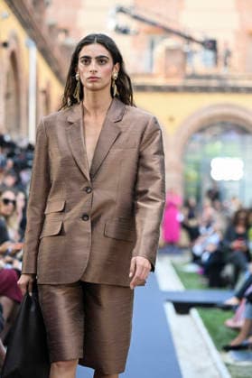 Lola Casademunt - Mercedes Benz Fashion Week Madrid, Spain - 18 Sept 2026 A model parades with Lola Casademunt a design during Mercedes Benz Fashion Week Madrid Cibeles Palace in Madrid. Madrid Spain Copyright: xAtilanoxGarciax xSOPAxImagesx PHOTO08661