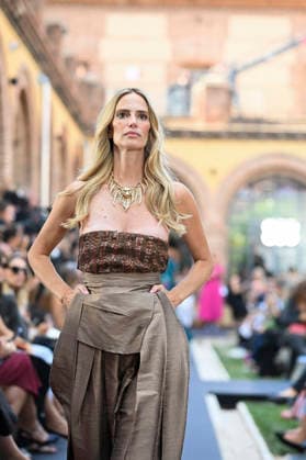Lola Casademunt - Mercedes Benz Fashion Week Madrid, Spain - 18 Sept 2026 A model parades with Lola Casademunt a design during Mercedes Benz Fashion Week Madrid Cibeles Palace in Madrid. Madrid Spain Copyright: xAtilanoxGarciax xSOPAxImagesx PHOTO08663
