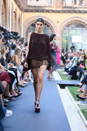 Lola Casademunt - Mercedes Benz Fashion Week Madrid, Spain - 18 Sept 2026 A model parades with Lola Casademunt a design during Mercedes Benz Fashion Week Madrid Cibeles Palace in Madrid. Madrid Spain Copyright: xAtilanoxGarciax xSOPAxImagesx PHOTO08664