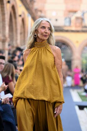 Lola Casademunt - Mercedes Benz Fashion Week Madrid, Spain - 18 Sept 2026 A model parades with Lola Casademunt a design during Mercedes Benz Fashion Week Madrid Cibeles Palace in Madrid. Madrid Spain Copyright: xAtilanoxGarciax xSOPAxImagesx PHOTO08667