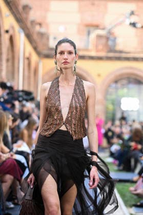 Lola Casademunt - Mercedes Benz Fashion Week Madrid, Spain - 18 Sept 2026 A model parades with Lola Casademunt a design during Mercedes Benz Fashion Week Madrid Cibeles Palace in Madrid. Madrid Spain Copyright: xAtilanoxGarciax xSOPAxImagesx PHOTO08669