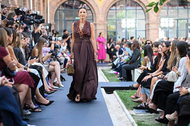 Lola Casademunt - Mercedes Benz Fashion Week Madrid, Spain - 18 Sept 2026 A model parades with Lola Casademunt a design during Mercedes Benz Fashion Week Madrid Cibeles Palace in Madrid. Madrid Spain Copyright: xAtilanoxGarciax xSOPAxImagesx PHOTO08670
