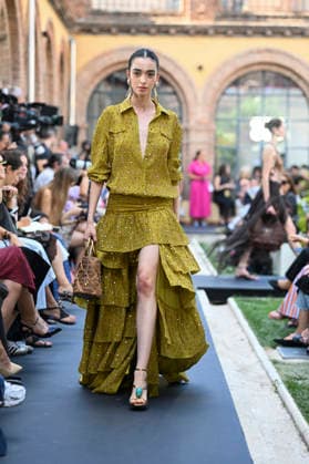 Lola Casademunt - Mercedes Benz Fashion Week Madrid, Spain - 18 Sept 2026 A model parades with Lola Casademunt a design during Mercedes Benz Fashion Week Madrid Cibeles Palace in Madrid. Madrid Spain Copyright: xAtilanoxGarciax xSOPAxImagesx PHOTO08674