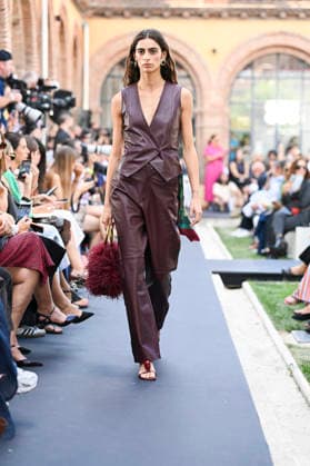 Lola Casademunt - Mercedes Benz Fashion Week Madrid, Spain - 18 Sept 2026 A model parades with Lola Casademunt a design during Mercedes Benz Fashion Week Madrid Cibeles Palace in Madrid. Madrid Spain Copyright: xAtilanoxGarciax xSOPAxImagesx PHOTO08687