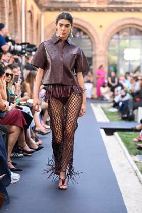 Lola Casademunt - Mercedes Benz Fashion Week Madrid, Spain - 18 Sept 2026 A model parades with Lola Casademunt a design during Mercedes Benz Fashion Week Madrid Cibeles Palace in Madrid. Madrid Spain Copyright: xAtilanoxGarciax xSOPAxImagesx PHOTO08689