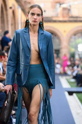 Lola Casademunt - Mercedes Benz Fashion Week Madrid, Spain - 18 Sept 2026 A model parades with Lola Casademunt a design during Mercedes Benz Fashion Week Madrid Cibeles Palace in Madrid. Madrid Spain Copyright: xAtilanoxGarciax xSOPAxImagesx PHOTO08693