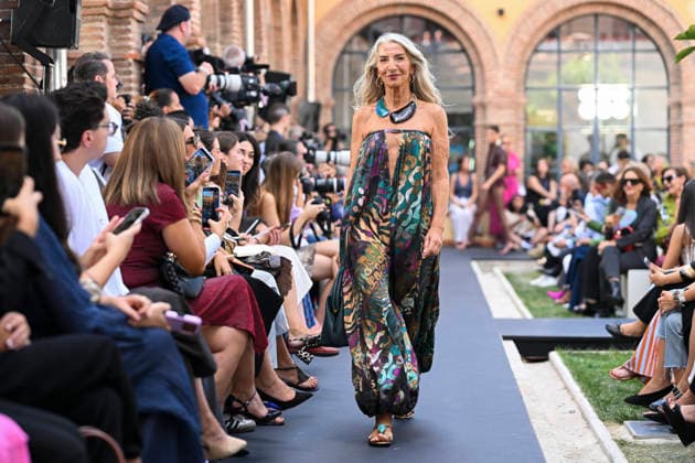 Lola Casademunt - Mercedes Benz Fashion Week Madrid, Spain - 18 Sept 2026 A model parades with Lola Casademunt a design during Mercedes Benz Fashion Week Madrid Cibeles Palace in Madrid. Madrid Spain Copyright: xAtilanoxGarciax xSOPAxImagesx PHOTO08694