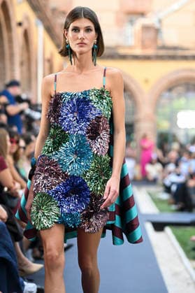 Lola Casademunt - Mercedes Benz Fashion Week Madrid, Spain - 18 Sept 2026 A model parades with Lola Casademunt a design during Mercedes Benz Fashion Week Madrid Cibeles Palace in Madrid. Madrid Spain Copyright: xAtilanoxGarciax xSOPAxImagesx PHOTO08698