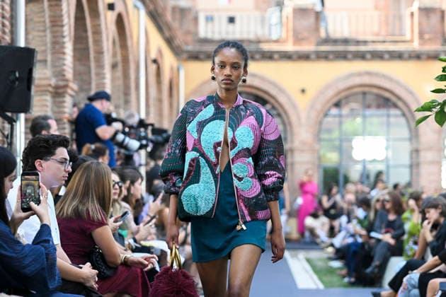 Lola Casademunt - Mercedes Benz Fashion Week Madrid, Spain - 18 Sept 2026 A model parades with Lola Casademunt a design during Mercedes Benz Fashion Week Madrid Cibeles Palace in Madrid. Madrid Spain Copyright: xAtilanoxGarciax xSOPAxImagesx PHOTO08709