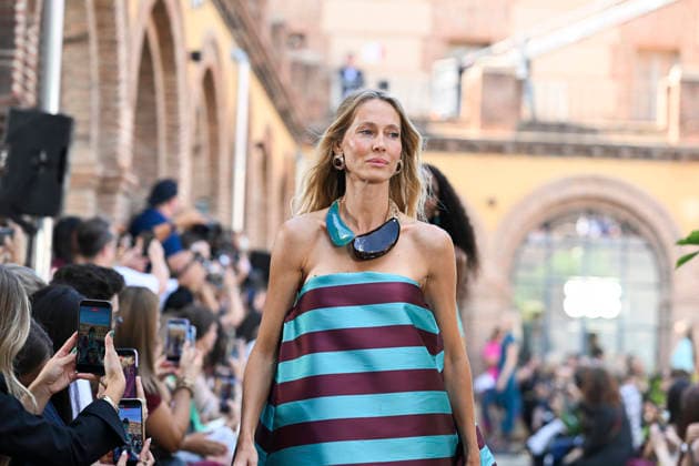Lola Casademunt - Mercedes Benz Fashion Week Madrid, Spain - 18 Sept 2026 A model parades with Lola Casademunt a design during Mercedes Benz Fashion Week Madrid Cibeles Palace in Madrid. Madrid Spain Copyright: xAtilanoxGarciax xSOPAxImagesx PHOTO08715