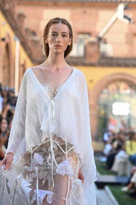 Yolancris - Mercedes Benz Fashion Week Madrid, Spain - 18 Sept 2026 A model parades with Yolancris a design during Mercedes Benz Fashion Week Madrid Cibeles Palace in Madrid. Madrid Spain Copyright: xAtilanoxGarciax xSOPAxImagesx PHOTO08718