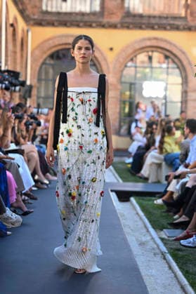 Yolancris - Mercedes Benz Fashion Week Madrid, Spain - 18 Sept 2026 A model parades with Yolancris a design during Mercedes Benz Fashion Week Madrid Cibeles Palace in Madrid. Madrid Spain Copyright: xAtilanoxGarciax xSOPAxImagesx PHOTO08721