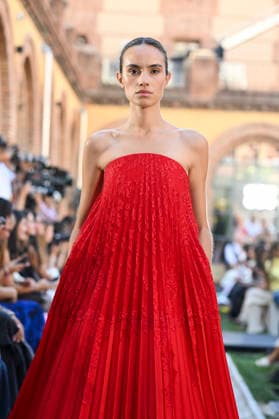 Yolancris - Mercedes Benz Fashion Week Madrid, Spain - 18 Sept 2026 A model parades with Yolancris a design during Mercedes Benz Fashion Week Madrid Cibeles Palace in Madrid. Madrid Spain Copyright: xAtilanoxGarciax xSOPAxImagesx PHOTO08728