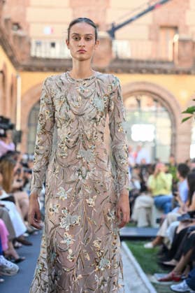 Yolancris - Mercedes Benz Fashion Week Madrid, Spain - 18 Sept 2026 A model parades with Yolancris a design during Mercedes Benz Fashion Week Madrid Cibeles Palace in Madrid. Madrid Spain Copyright: xAtilanoxGarciax xSOPAxImagesx PHOTO08742