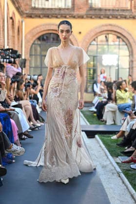 Yolancris - Mercedes Benz Fashion Week Madrid, Spain - 18 Sept 2026 A model parades with Yolancris a design during Mercedes Benz Fashion Week Madrid Cibeles Palace in Madrid. Madrid Spain Copyright: xAtilanoxGarciax xSOPAxImagesx PHOTO08743
