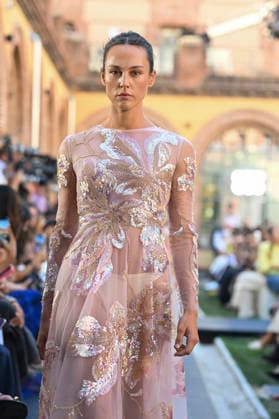 Yolancris - Mercedes Benz Fashion Week Madrid, Spain - 18 Sept 2026 A model parades with Yolancris a design during Mercedes Benz Fashion Week Madrid Cibeles Palace in Madrid. Madrid Spain Copyright: xAtilanoxGarciax xSOPAxImagesx PHOTO08748