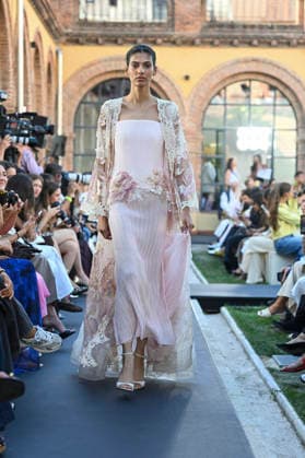 Yolancris - Mercedes Benz Fashion Week Madrid, Spain - 18 Sept 2026 A model parades with Yolancris a design during Mercedes Benz Fashion Week Madrid Cibeles Palace in Madrid. Madrid Spain Copyright: xAtilanoxGarciax xSOPAxImagesx PHOTO08749