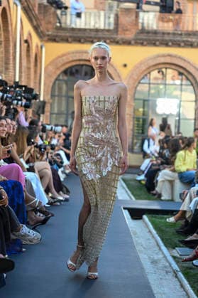 Yolancris - Mercedes Benz Fashion Week Madrid, Spain - 18 Sept 2026 A model parades with Yolancris a design during Mercedes Benz Fashion Week Madrid Cibeles Palace in Madrid. Madrid Spain Copyright: xAtilanoxGarciax xSOPAxImagesx PHOTO08751
