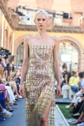 Yolancris - Mercedes Benz Fashion Week Madrid, Spain - 18 Sept 2026 A model parades with Yolancris a design during Mercedes Benz Fashion Week Madrid Cibeles Palace in Madrid. Madrid Spain Copyright: xAtilanoxGarciax xSOPAxImagesx PHOTO08752
