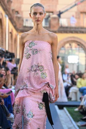 Yolancris - Mercedes Benz Fashion Week Madrid, Spain - 18 Sept 2026 A model parades with Yolancris a design during Mercedes Benz Fashion Week Madrid Cibeles Palace in Madrid. Madrid Spain Copyright: xAtilanoxGarciax xSOPAxImagesx PHOTO08754