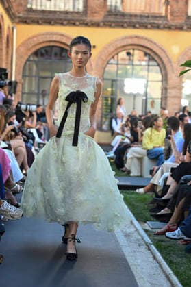 Yolancris - Mercedes Benz Fashion Week Madrid, Spain - 18 Sept 2026 A model parades with Yolancris a design during Mercedes Benz Fashion Week Madrid Cibeles Palace in Madrid. Madrid Spain Copyright: xAtilanoxGarciax xSOPAxImagesx PHOTO08755