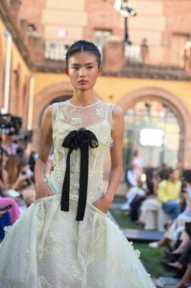 Yolancris - Mercedes Benz Fashion Week Madrid, Spain - 18 Sept 2026 A model parades with Yolancris a design during Mercedes Benz Fashion Week Madrid Cibeles Palace in Madrid. Madrid Spain Copyright: xAtilanoxGarciax xSOPAxImagesx PHOTO08756