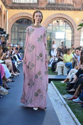 Yolancris - Mercedes Benz Fashion Week Madrid, Spain - 18 Sept 2026 A model parades with Yolancris a design during Mercedes Benz Fashion Week Madrid Cibeles Palace in Madrid. Madrid Spain Copyright: xAtilanoxGarciax xSOPAxImagesx PHOTO08757