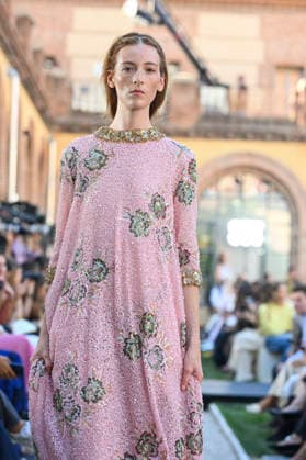 Yolancris - Mercedes Benz Fashion Week Madrid, Spain - 18 Sept 2026 A model parades with Yolancris a design during Mercedes Benz Fashion Week Madrid Cibeles Palace in Madrid. Madrid Spain Copyright: xAtilanoxGarciax xSOPAxImagesx PHOTO08758