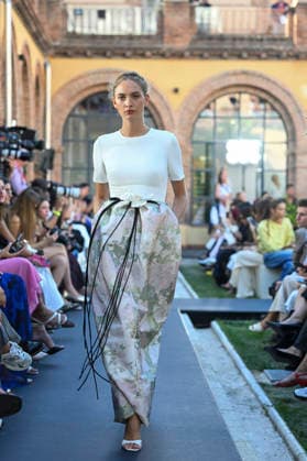 Yolancris - Mercedes Benz Fashion Week Madrid, Spain - 18 Sept 2026 A model parades with Yolancris a design during Mercedes Benz Fashion Week Madrid Cibeles Palace in Madrid. Madrid Spain Copyright: xAtilanoxGarciax xSOPAxImagesx PHOTO08761