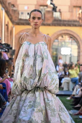 Yolancris - Mercedes Benz Fashion Week Madrid, Spain - 18 Sept 2026 A model parades with Yolancris a design during Mercedes Benz Fashion Week Madrid Cibeles Palace in Madrid. Madrid Spain Copyright: xAtilanoxGarciax xSOPAxImagesx PHOTO08764