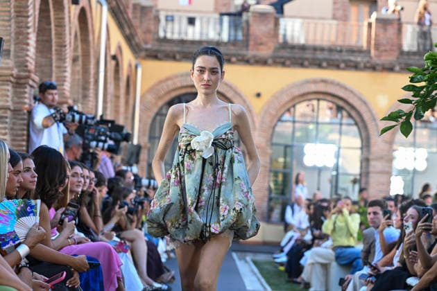 Yolancris - Mercedes Benz Fashion Week Madrid, Spain - 18 Sept 2026 A model parades with Yolancris a design during Mercedes Benz Fashion Week Madrid Cibeles Palace in Madrid. Madrid Spain Copyright: xAtilanoxGarciax xSOPAxImagesx PHOTO08765